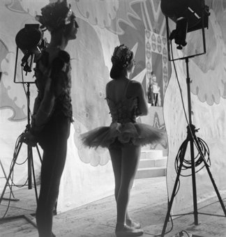 Ballett-Tänzerin und Tänzer vor dem Auftritt
