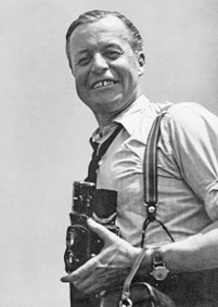 Porträt von Paul Senn mit Rollei-Fotokamera