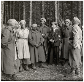 Gruppenbild mit Paul Senn und Spahi-Soldaten im Berner Jura