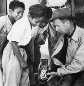 Paul Senn zeigt Kindern seine Rollei-Kamera